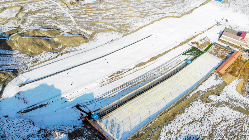 甘肅嘉峪關懸臂滑雪場